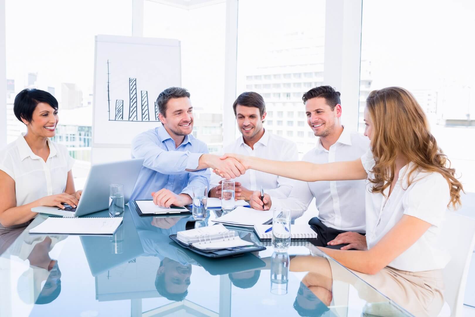 Client staff. Переговоры за столом. Переговоры в офисе. Люди за столом в офисе. Люди за столом бизнес.